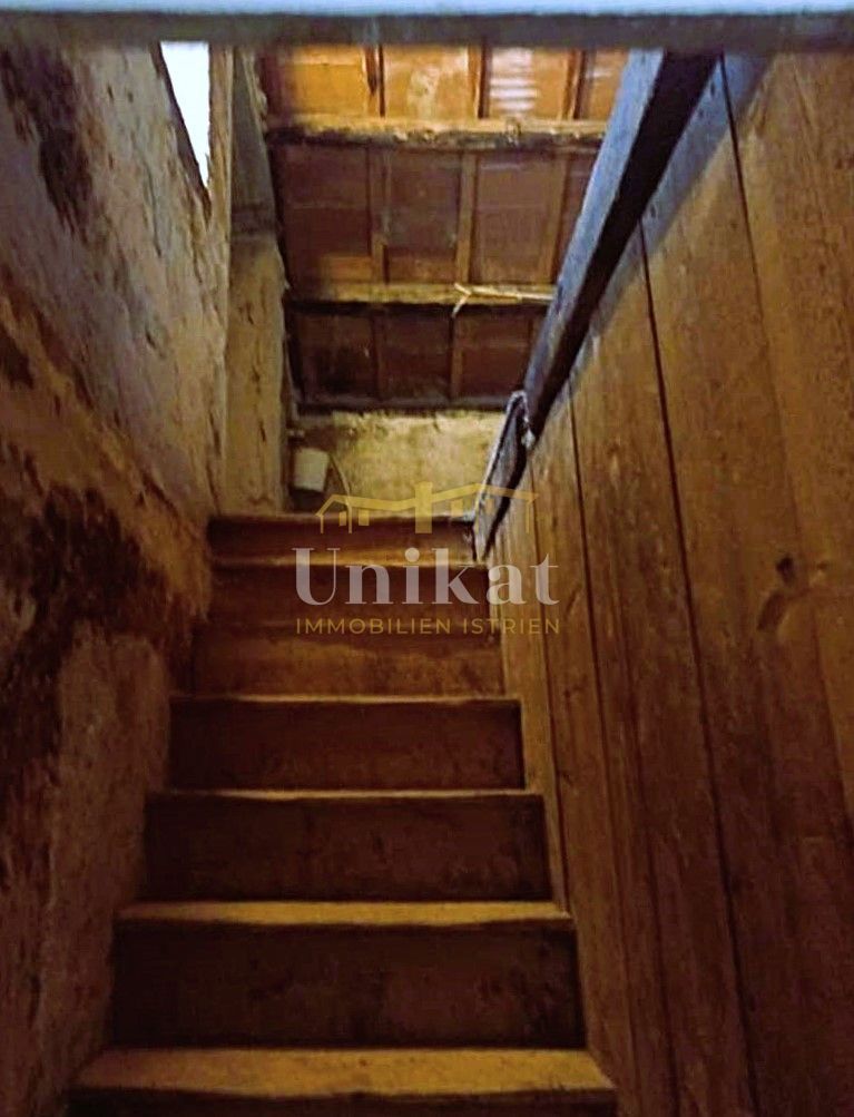 Kamnita dvojna hiša vseljiva, za obnovo